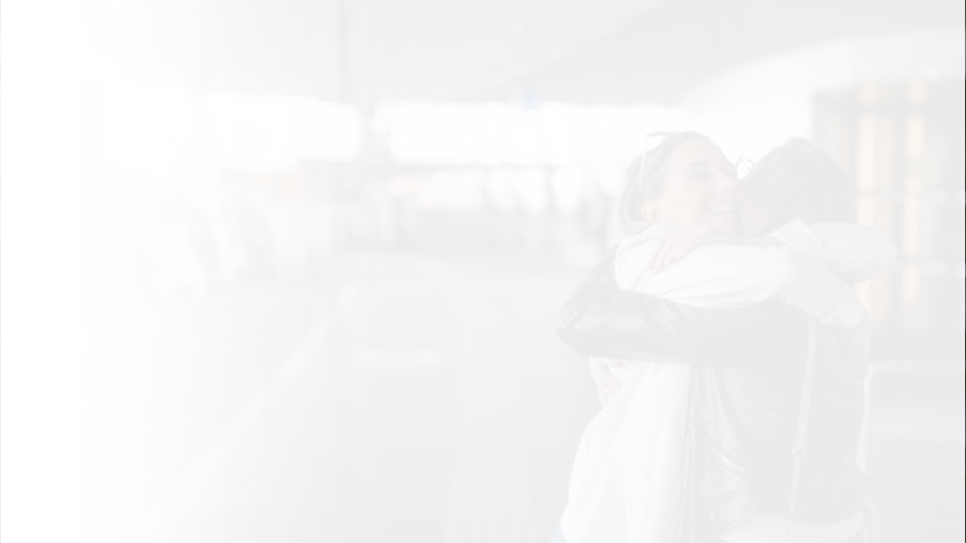 Familiares reencontrándose en un aeropuerto