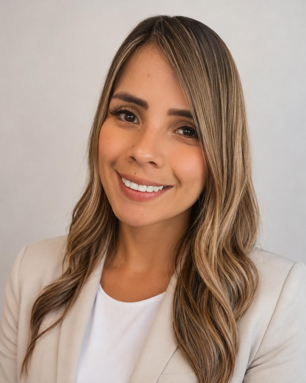 Retrato profesional de María Valbuena, fundadora de Visa Home